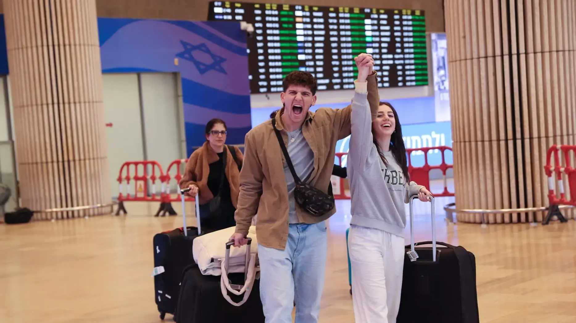 נוסעים ראשונים נוחתים בנתב"ג בטיסת חילוץ לישראל, 5.3.26