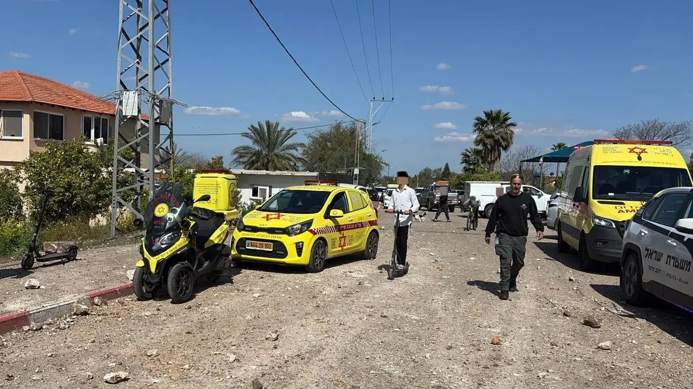 צוותי מד"א בזירת נפילה במרכז, 5 במרץ 2026 צוותי מד"א בזירת נפילה במרכז, 5 במרץ 2026