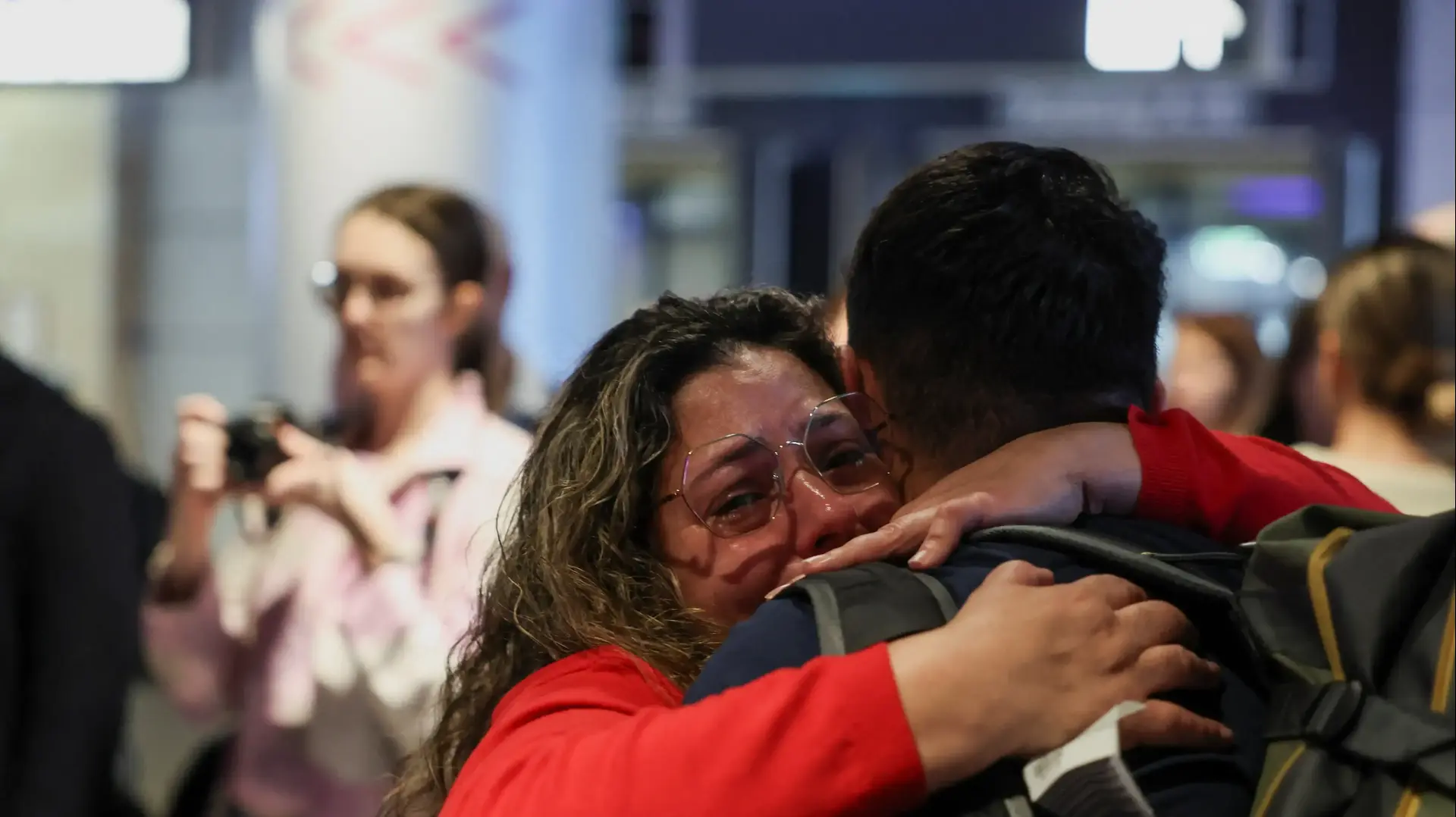 נוסעים שפונו מהמזרח התיכון מגיעים ממוסקאט לנמל התעופה של לוקסמבורג נוסעים שפונו מהמזרח התיכון מגיעים ממוסקאט לנמל התעופה של לוקסמבורג