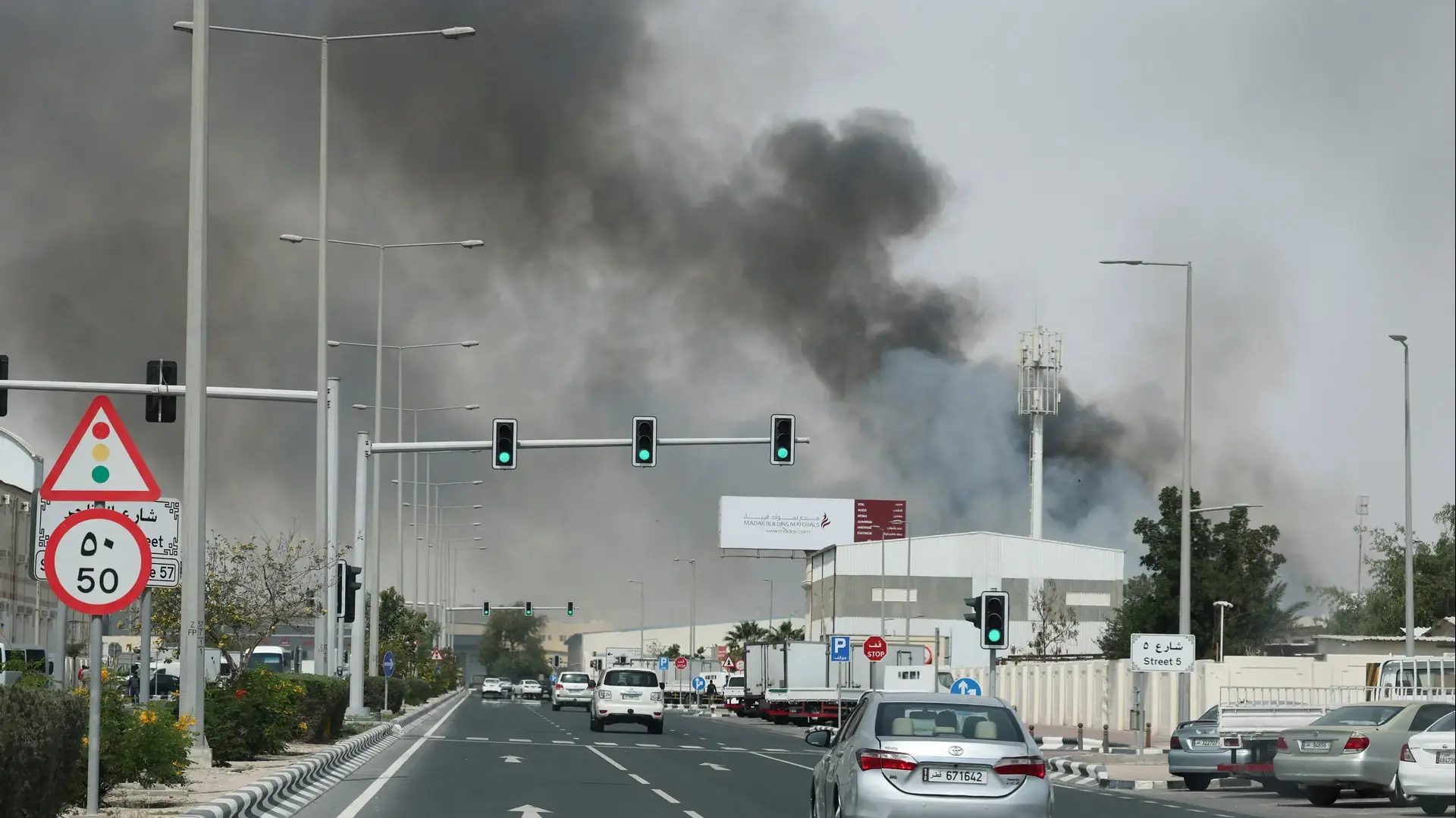 עשן עולה לאחר התקפה של איראן על דוחה, קטאר, 1 במרץ 2026 עשן עולה לאחר התקפה של איראן על דוחה, קטאר, 1 במרץ 2026