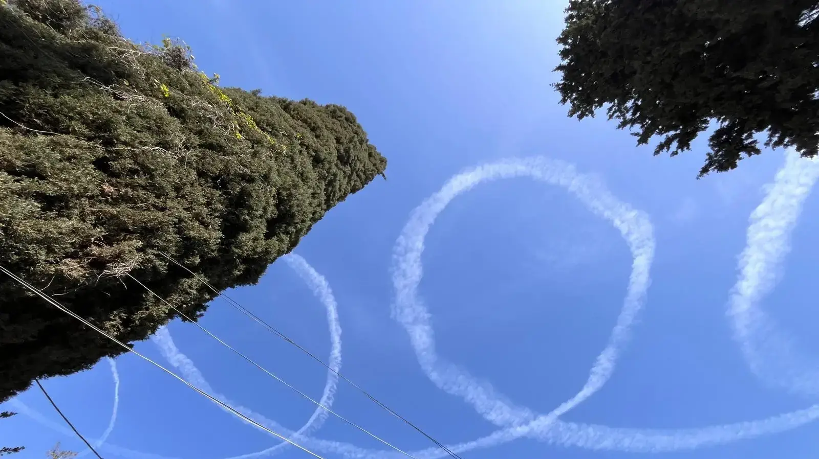 שובלי העננים שמשאירים מאחוריהם מטוסי חיל האוויר בצפון, 6 במרץ 20206 שובלי העננים שמשאירים מאחוריהם מטוסי חיל האוויר בצפון, 6 במרץ 20206