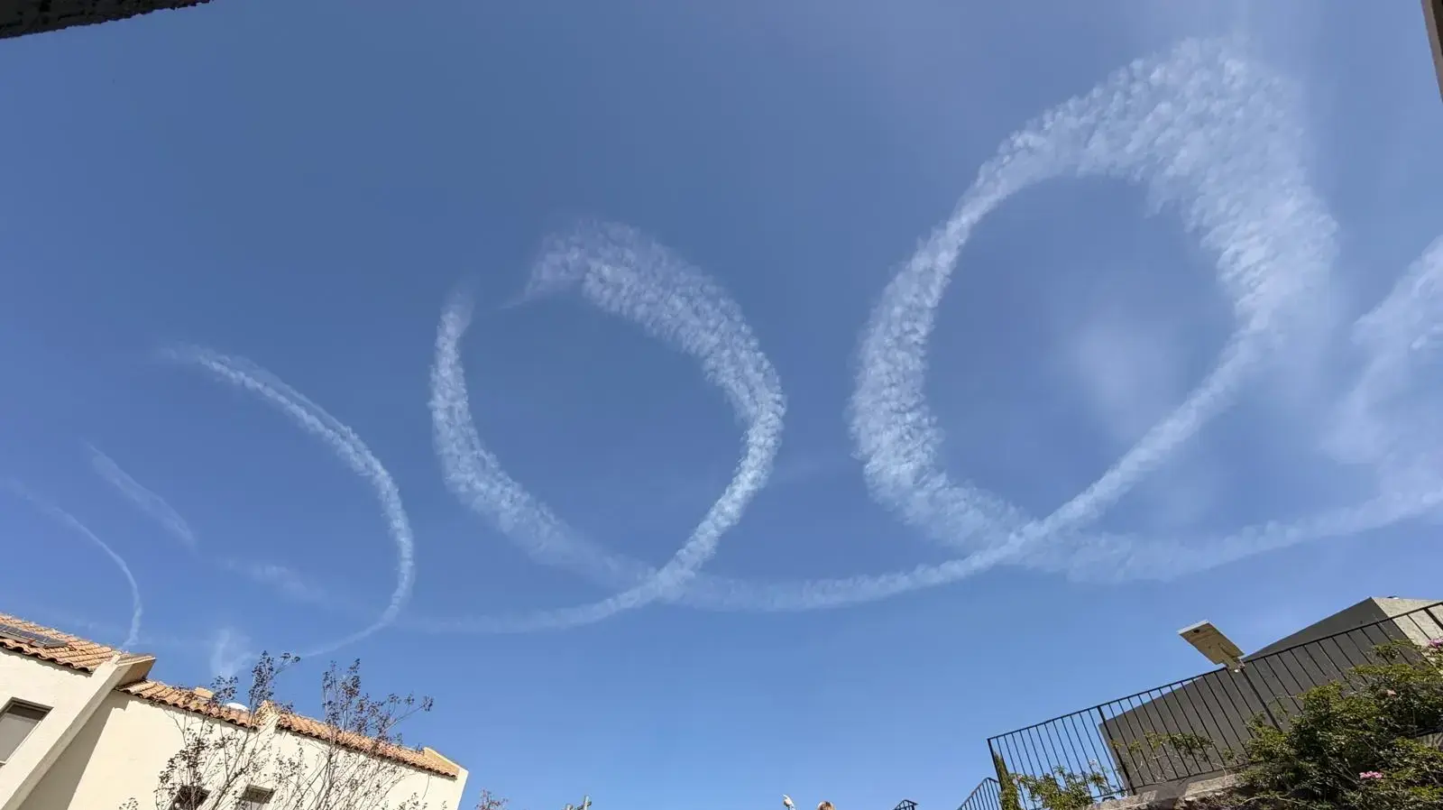 שובלי העננים שמשאירים מאחוריהם מטוסי חיל האוויר בצפון, 6 במרץ 20206 שובלי העננים שמשאירים מאחוריהם מטוסי חיל האוויר בצפון, 6 במרץ 20206