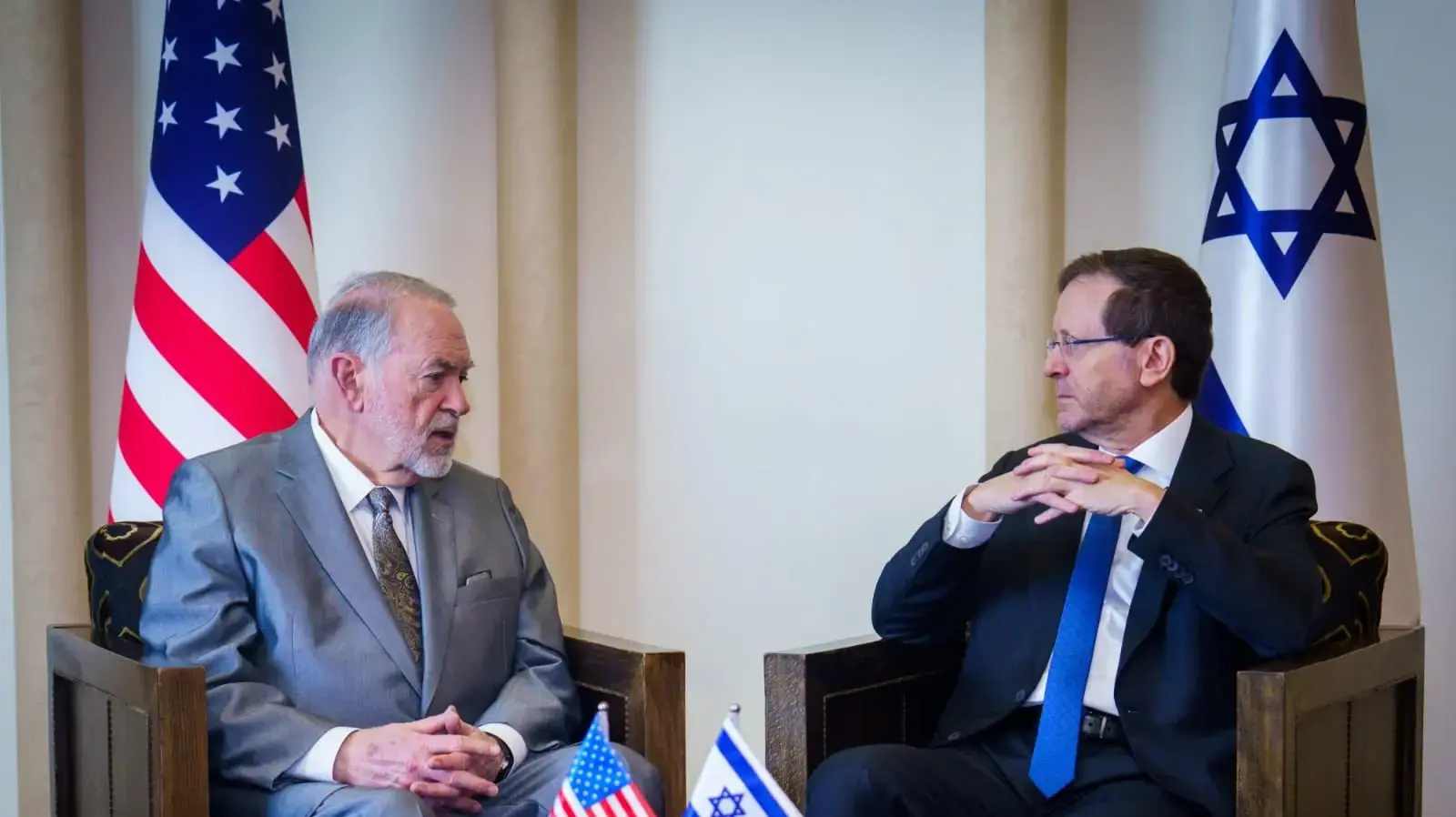 נשיא המדינה יצחק הרצוג, נפגש עם שגריר ארה״ב בישראל מייק האקבי. 6 במרץ 2026 נשיא המדינה יצחק הרצוג, נפגש עם שגריר ארה״ב בישראל מייק האקבי. 6 במרץ 2026