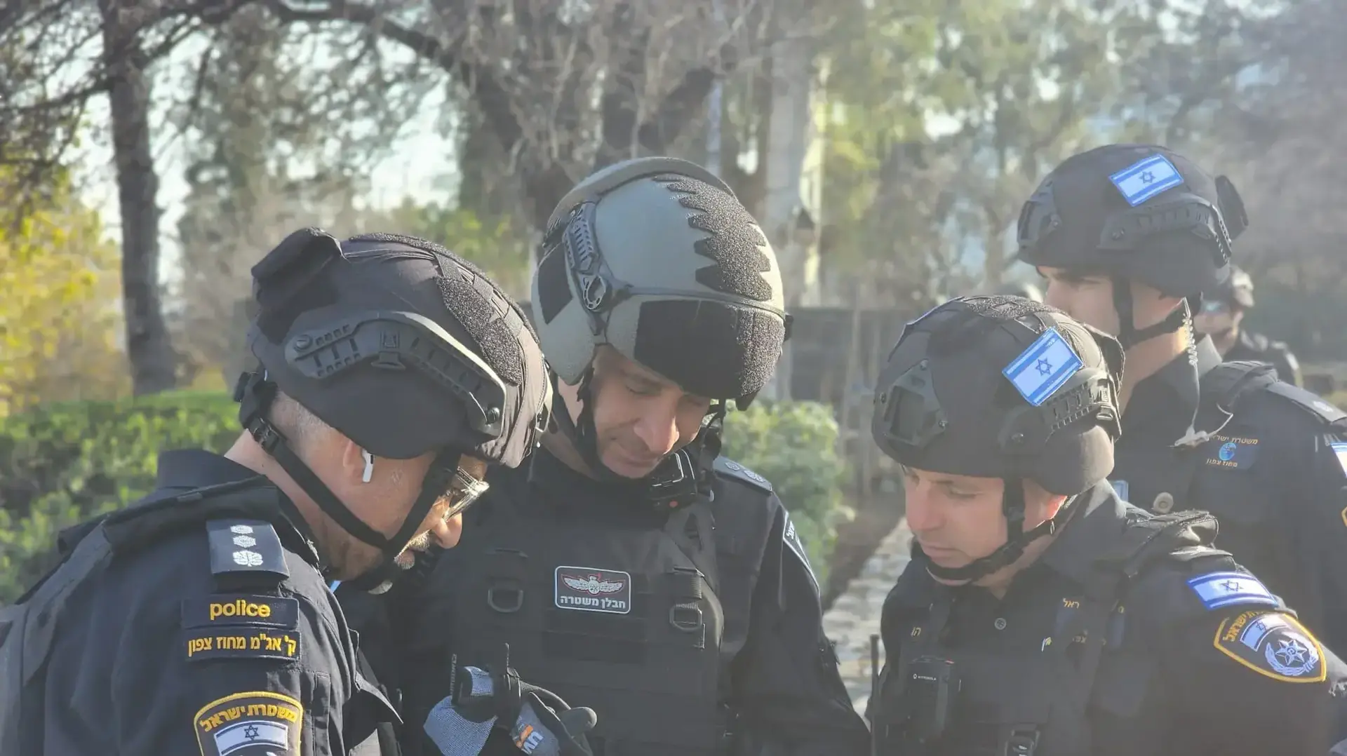 רובוט משטרתי הועלה באמצעות מנוף במבצע הנדסי לטפל בכטב"מ שנתקע בצמרות העצים ברחוב ראשי בעיר קרית שמונה רובוט משטרתי הועלה באמצעות מנוף במבצע הנדסי לטפל בכטב"מ שנתקע בצמרות העצים ברחוב ראשי בעיר קרית שמונה
