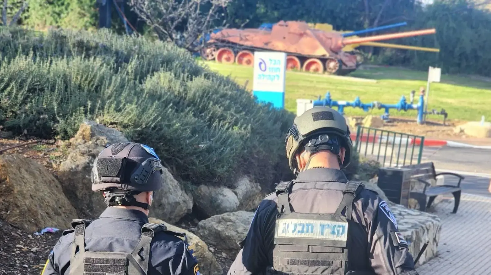 טיפול בכטב"מ שנתקע בצמרות העצים ברחוב ראשי בעיר קרית שמונה