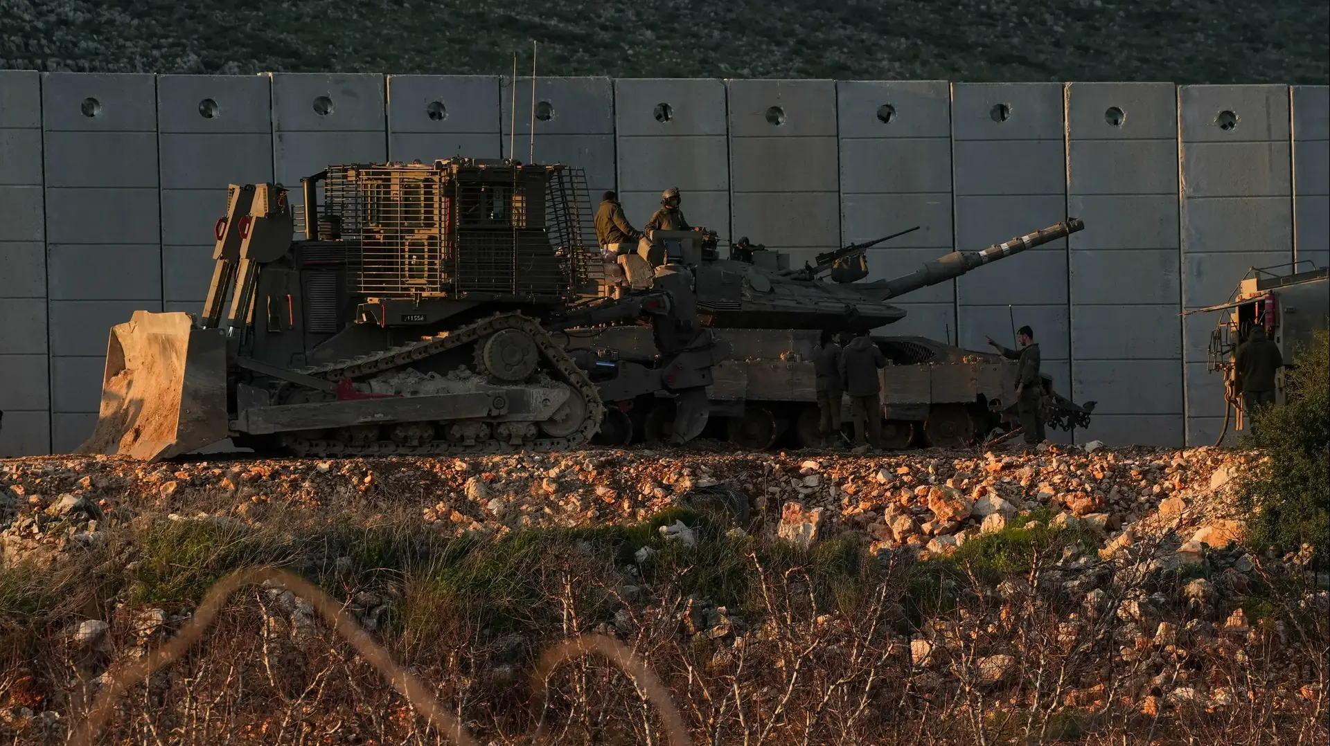 טנק ו-D9 של צה"ל, גבול לבנון, 7 במרץ 2026 טנק ו-D9 של צה"ל, גבול לבנון, 7 במרץ 2026