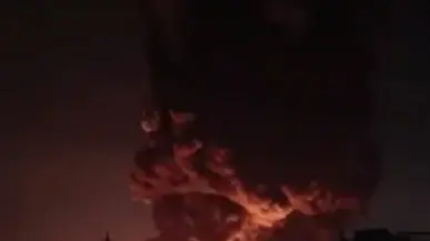 עשן מיתמר לאחר תקיפת חיל האויר, טהרן, איראן, 7 במרץ 2026 עשן מיתמר לאחר תקיפת חיל האויר, טהרן, איראן, 7 במרץ 2026
