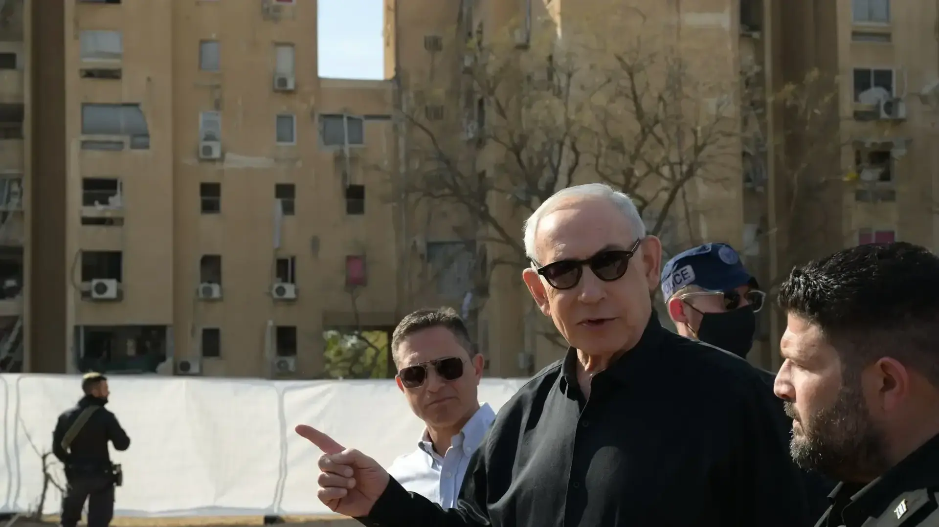 נתניזו בזירת הנפילה לצד סגן השר אלמוג כהן וראש העיר רוביק דנילוביץ'