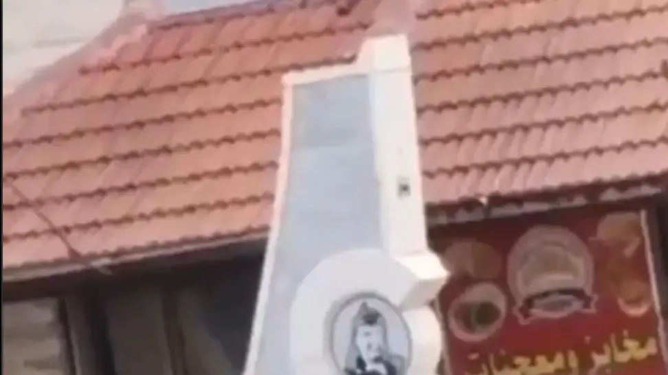 חייל בגדוד בחטיבת מנשה תועד משחית אנדרטה לזכרו של יו״ר אש״ף יאסר ערפאת בכפר הפלסטיני זבאבידה בשומרון
חייל בגדוד בחטיבת מנשה תועד משחית אנדרטה לזכרו של יו״ר אש״ף יאסר ערפאת בכפר הפלסטיני זבאבידה בשומרון