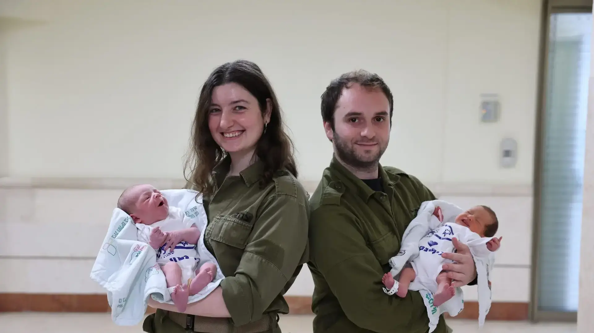 במחלקת היולדות בבית החולים בלינסון תינוקות שנולדו במחלקת היולדות הולבשו בבגדי ניו־בורן לבנים ועליהם סמל המבצע בצבע כחול.
במחלקת היולדות בבית החולים בלינסון תינוקות שנולדו במחלקת היולדות הולבשו בבגדי ניו־בורן לבנים ועליהם סמל המבצע בצבע כחול.