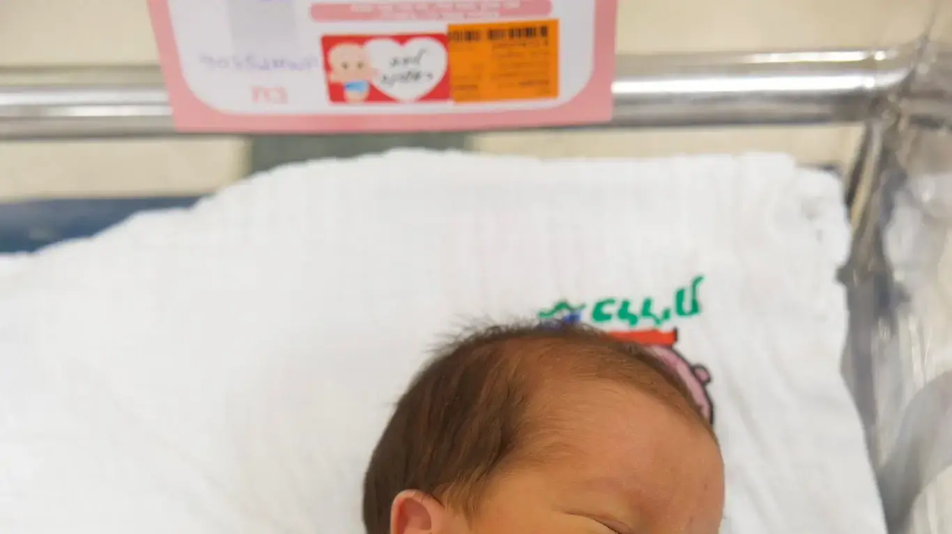במחלקת היולדות בבית החולים בלינסון תינוקות שנולדו במחלקת היולדות הולבשו בבגדי ניו־בורן לבנים ועליהם סמל המבצע בצבע כחול. במחלקת היולדות בבית החולים בלינסון תינוקות שנולדו במחלקת היולדות הולבשו בבגדי ניו־בורן לבנים ועליהם סמל המבצע בצבע כחול.