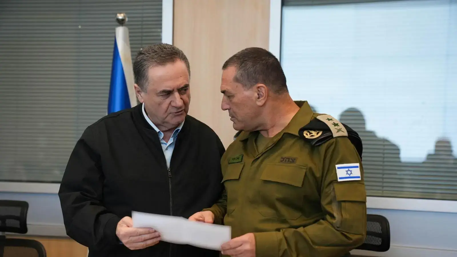 שר הביטחון כ"ץ לצד הרמטכ"ל זמיר בהערכת מצב