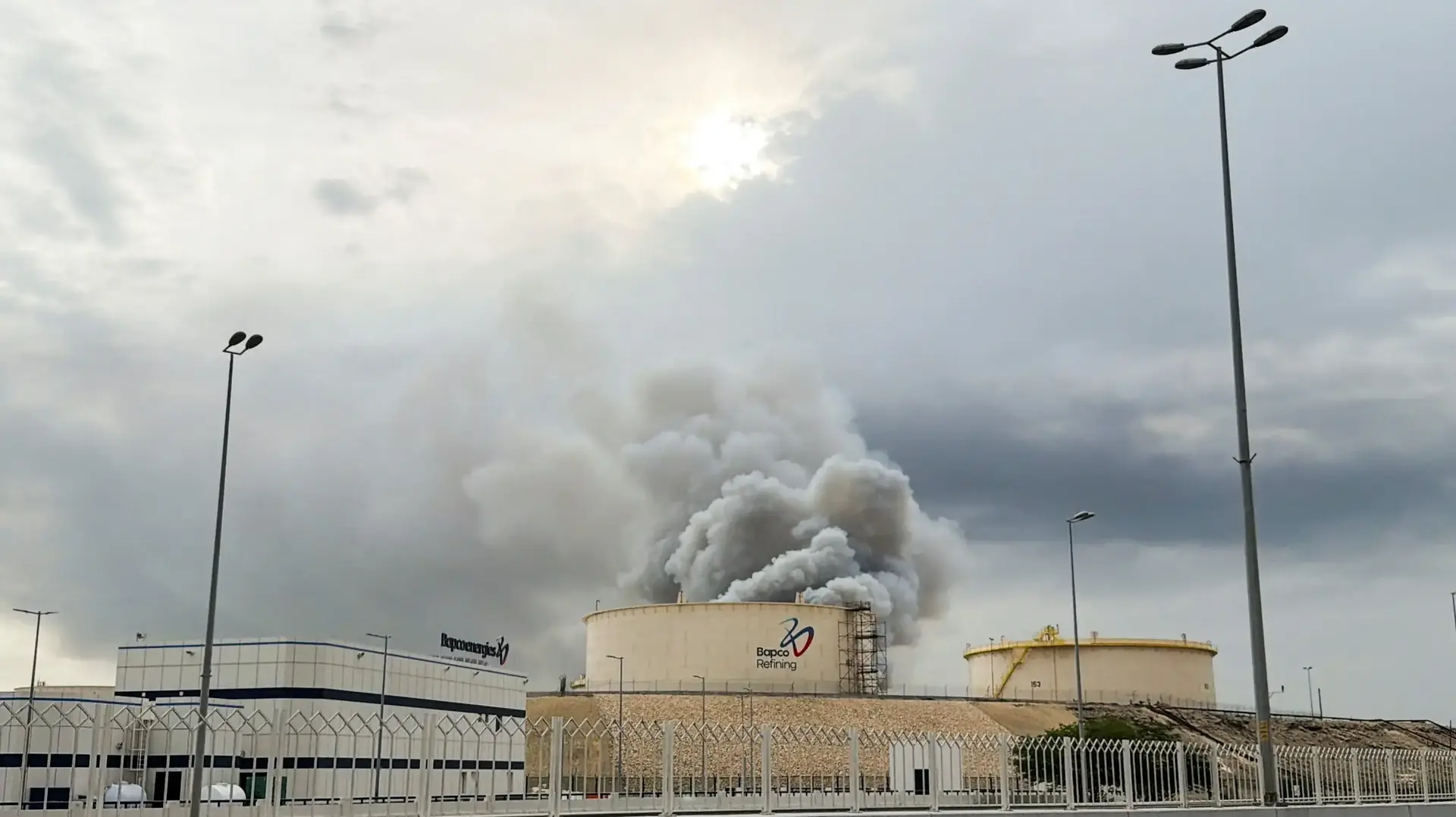 עשן מיתמר לאחר תקיפה של מתקני הנפט של חברת BAPCO, בחריין, 9 במרץ 2026