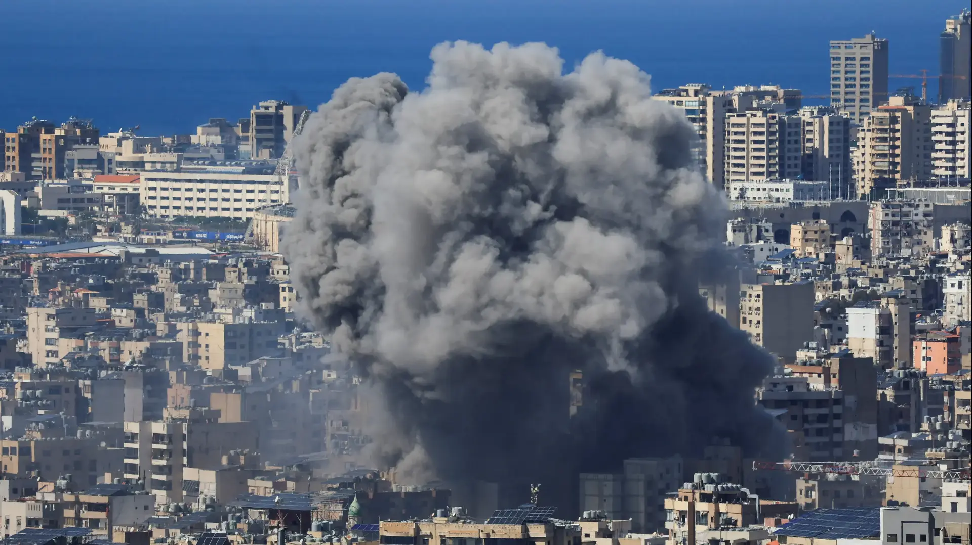עשן מיתמר לאחר תקיפת חיל האויר, ביירות, לבנון, 9 במרץ 2026 עשן מיתמר לאחר תקיפת חיל האויר, ביירות, לבנון, 9 במרץ 2026