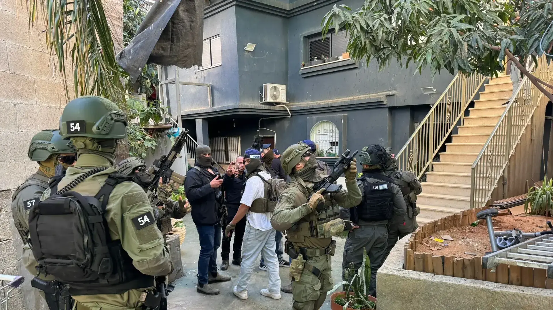 קשורים בידיים וברגליים: פשיטת מסתערבים על ארגון פשיעה בלוד הסתיימה בירי קשורים בידיים וברגליים: פשיטת מסתערבים על ארגון פשיעה בלוד הסתיימה בירי