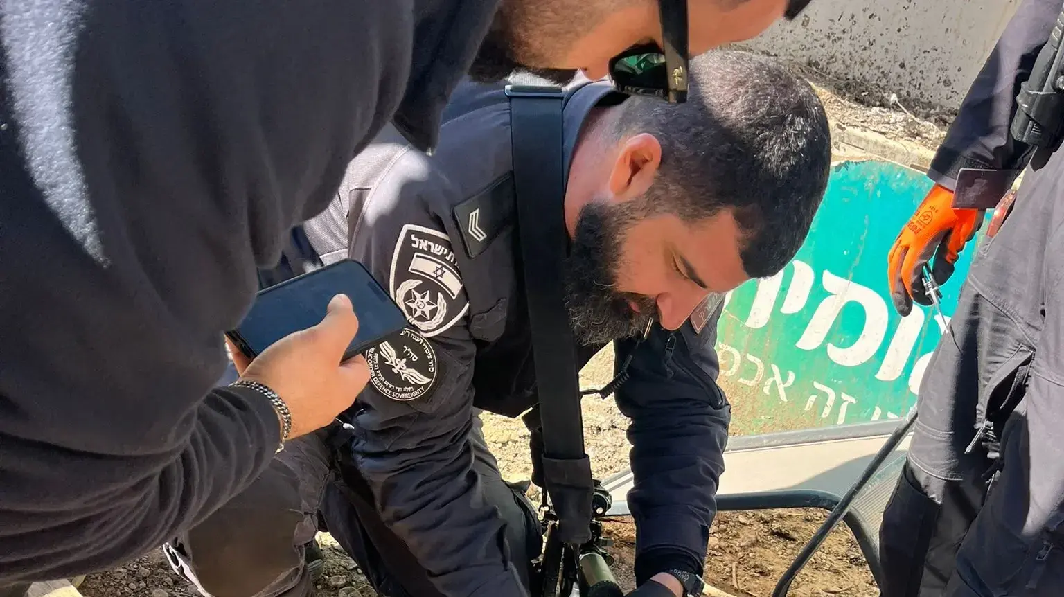 שוטרים הובילו לתפיסת שני אקדחים, שלושה רימונים ותחמושת עקב סכסוך בין חמולות שוטרים הובילו לתפיסת שני אקדחים, שלושה רימונים ותחמושת עקב סכסוך בין חמולות