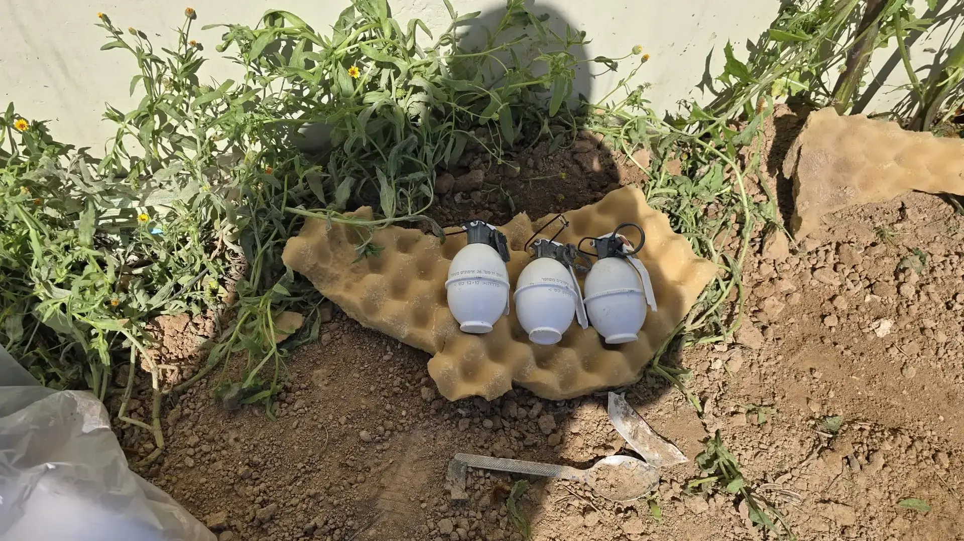 שוטרים הובילו לתפיסת שני אקדחים, שלושה רימונים ותחמושת עקב סכסוך בין חמולות שוטרים הובילו לתפיסת שני אקדחים, שלושה רימונים ותחמושת עקב סכסוך בין חמולות