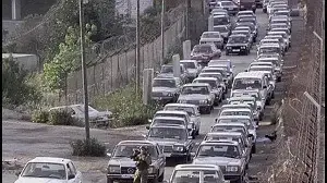 עשרות כלי רכב של אנשי צד"ל ממתינים לעבור את הגבול לישראל, ליד "שער פטמה" במטולה, בתום פינוי ונסיגת צה"ל מדרום לבנון, מאי 2000. עשרות כלי רכב של אנשי צד"ל ממתינים לעבור את הגבול לישראל, ליד "שער פטמה" במטולה, בתום פינוי ונסיגת צה"ל מדרום לבנון, מאי 2000.