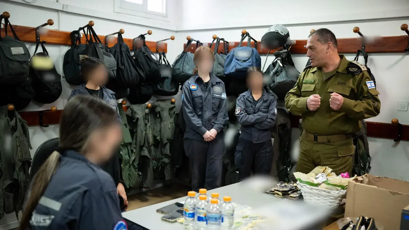 הרמטכ״ל אייל זמיר מבקר בבסיס חיל האוויר ׳תל-נוף׳ ושוחח עם המשרתים בו הרמטכ״ל אייל זמיר מבקר בבסיס חיל האוויר ׳תל-נוף׳ ושוחח עם המשרתים בו