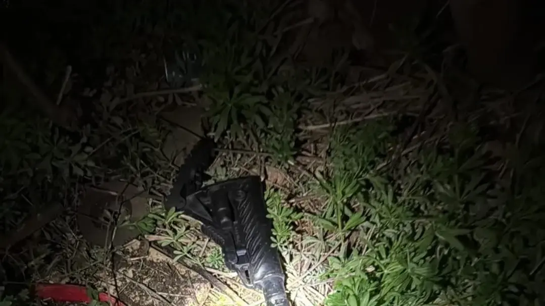 המשטרה עצרה אדם עם נשק M16 שלוף שניסה להתחבא