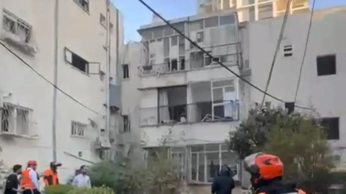 ביתו של ד״ר פאדי חביב, רופא מומחה במחלקה לרפואה דחופה באיכילוב שנפגע מטיל ביתו של ד״ר פאדי חביב, רופא מומחה במחלקה לרפואה דחופה באיכילוב שנפגע מטיל