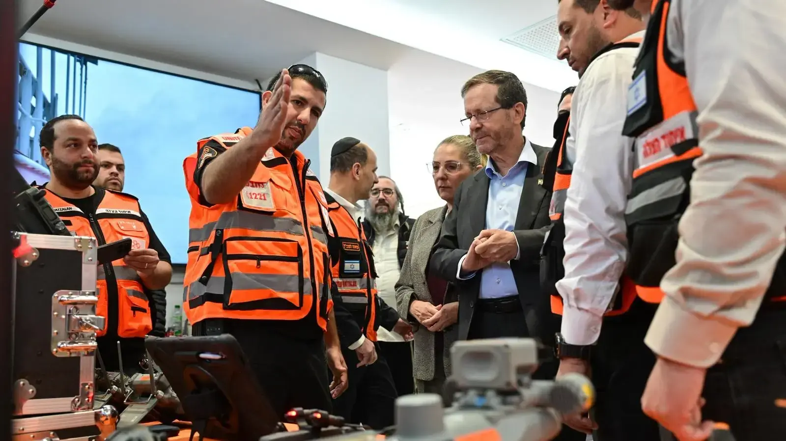 נשיא המדינה יצחק הרצוג ביקר במטה המבצעי הארצי של איחוד הצלה, בליווי נשיא הארגון, אלי ביר, 11 במרץ 2026 נשיא המדינה יצחק הרצוג ביקר במטה המבצעי הארצי של איחוד הצלה, בליווי נשיא הארגון, אלי ביר, 11 במרץ 2026