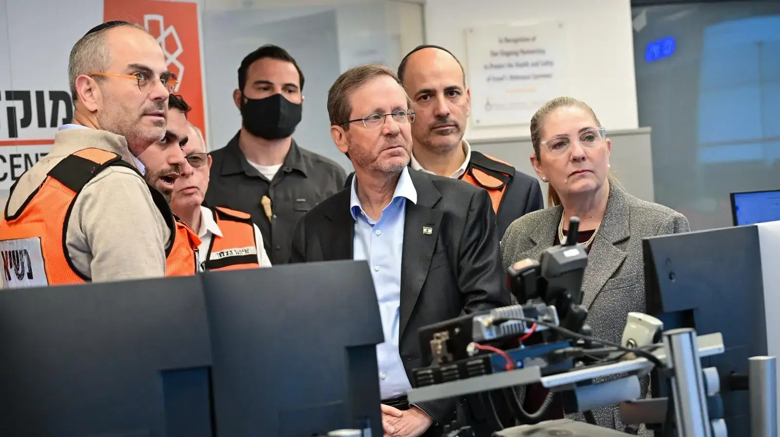 נשיא המדינה יצחק הרצוג ביקר עם רעייתו מיכל הרצוג במטה המבצעי הארצי של איחוד הצלה, בליווי נשיא הארגון, אלי ביר, 11 במרץ 2026 נשיא המדינה יצחק הרצוג ביקר עם רעייתו מיכל הרצוג במטה המבצעי הארצי של איחוד הצלה, בליווי נשיא הארגון, אלי ביר, 11 במרץ 2026