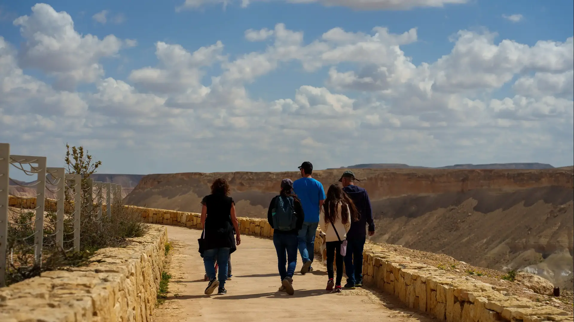 מטיילים בשדה בוקר