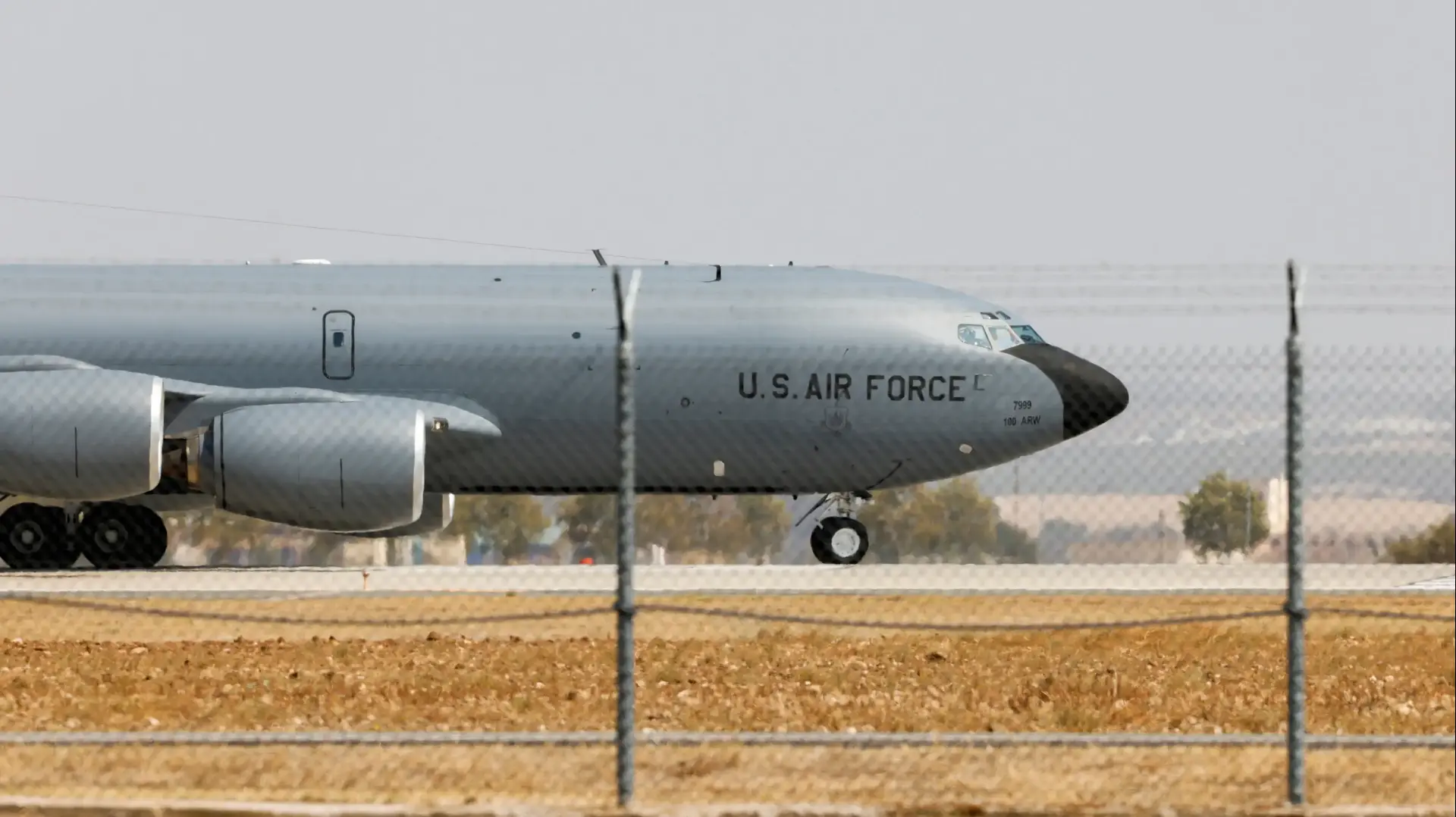 מטוס בואינג KC-135 Stratotanker של חיל האוויר האמריקני נע על מסלול ההמראה (מסיע) בבסיס האווירי מורון שבמורון דה לה פרונטרה, דרום ספרד. מטוס בואינג KC-135 Stratotanker של חיל האוויר האמריקני נע על מסלול ההמראה (מסיע) בבסיס האווירי מורון שבמורון דה לה פרונטרה, דרום ספרד.