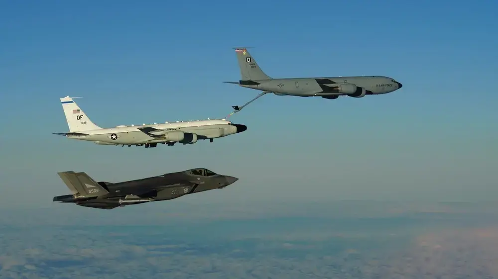 בואינג KC-135 מתדלק בואינג צבאי אחר מלווים באף-35 בואינג KC-135 מתדלק בואינג צבאי אחר מלווים באף-35