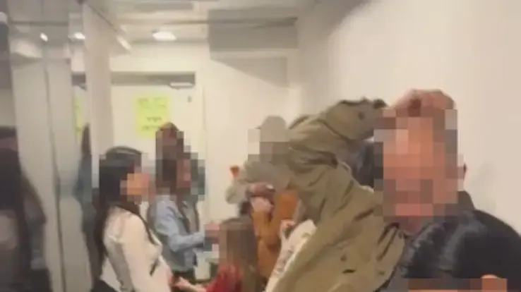 מבלים בשוק הפשפשים רצו לחפש מחסה- וגילו שהמקלט נעול מבלים בשוק הפשפשים רצו לחפש מחסה- וגילו שהמקלט נעול