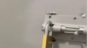 מבלים בשוק הפשפשים רצו לחפש מחסה- וגילו שהמקלט נעול