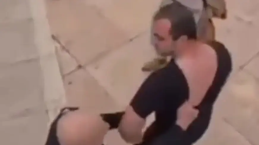 תיעוד מעצר הגבר שניסה להגן על מפגינה מפני רועי סטאר תיעוד מעצר הגבר שניסה להגן על מפגינה מפני רועי סטאר