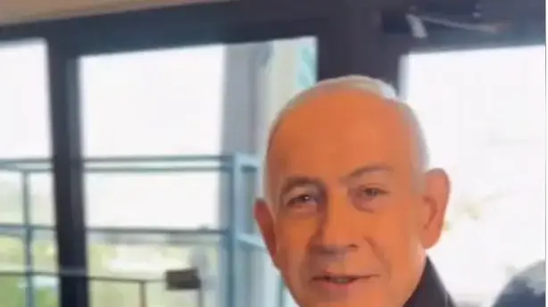 נתניהו מכחיש את הקונספירציות: ״אני לא מת“ נתניהו מכחיש את הקונספירציות: ״אני לא מת“