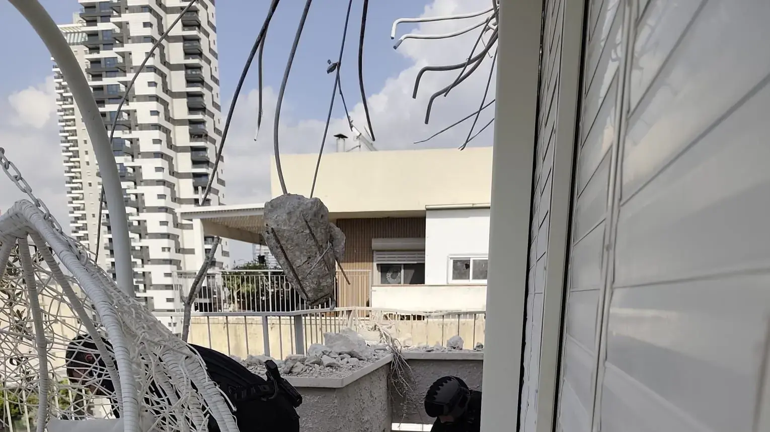 בניין המגורים שנפגע שבה גרה אסנת צמח המורה למתמטיקה, גבעתיים בניין המגורים שנפגע שבה גרה אסנת צמח המורה למתמטיקה, גבעתיים