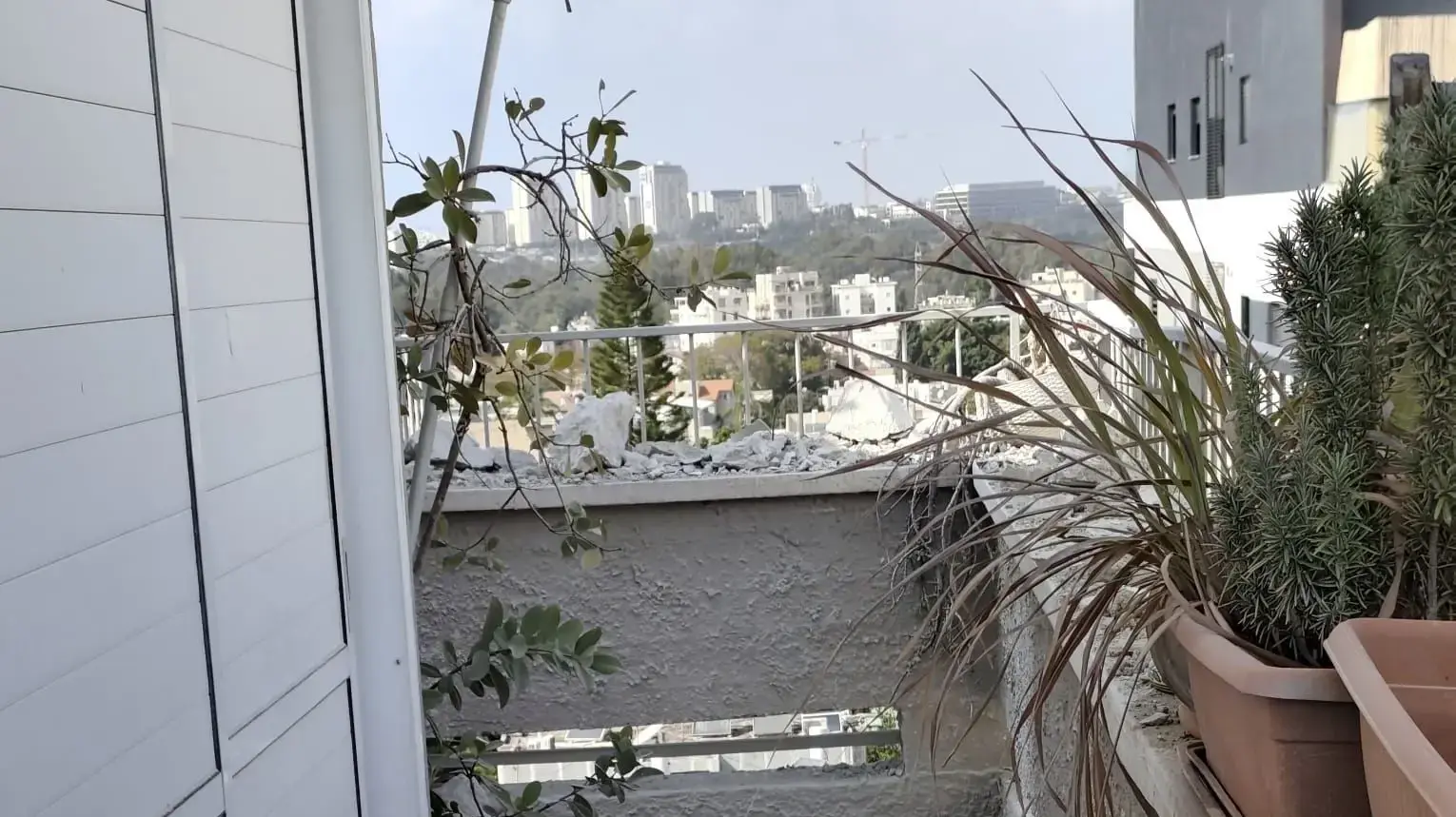 בניין המגורים שנפגע שבה גרה אסנת צמח המורה למתמטיקה, גבעתיים בניין המגורים שנפגע שבה גרה אסנת צמח המורה למתמטיקה, גבעתיים