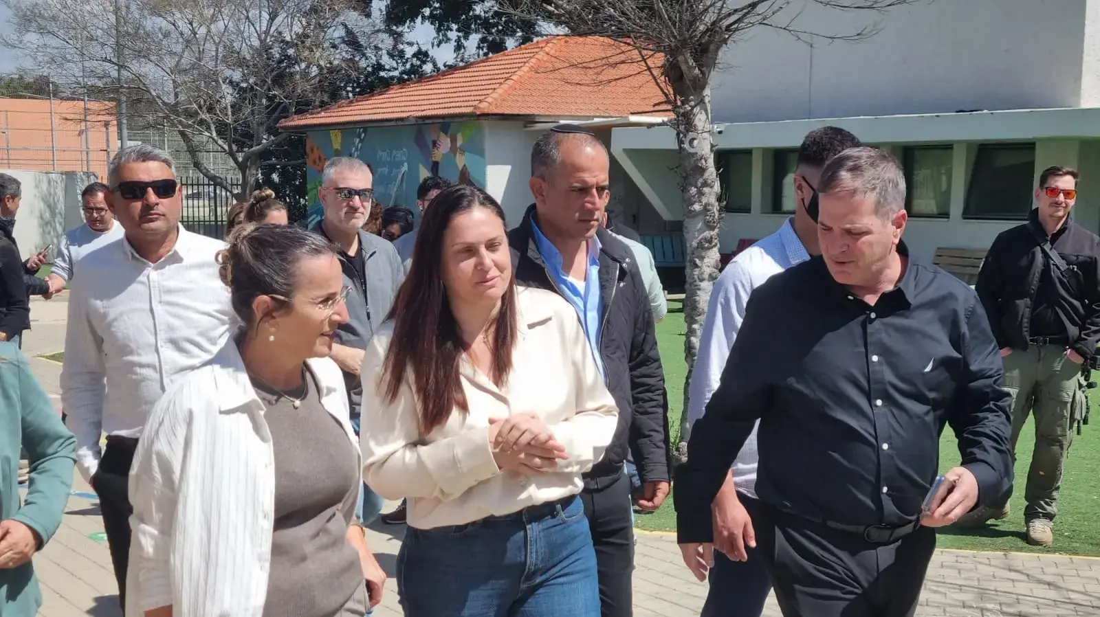 בזמן ביקור שר החינוך, יואב קיש, בבית הספר ביד מרדכי, התראה לפני אזעקה בזמן ביקור שר החינוך, יואב קיש, בבית הספר ביד מרדכי, התראה לפני אזעקה