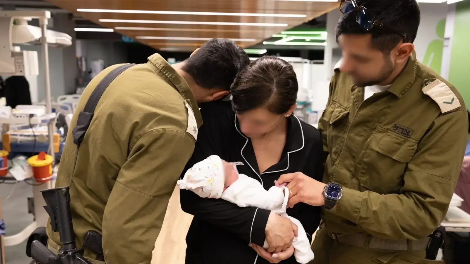 האחים המשרתים היום בצה"ל התאחדו עם אחותם שילדה בעת אזעקה בבית החולים.