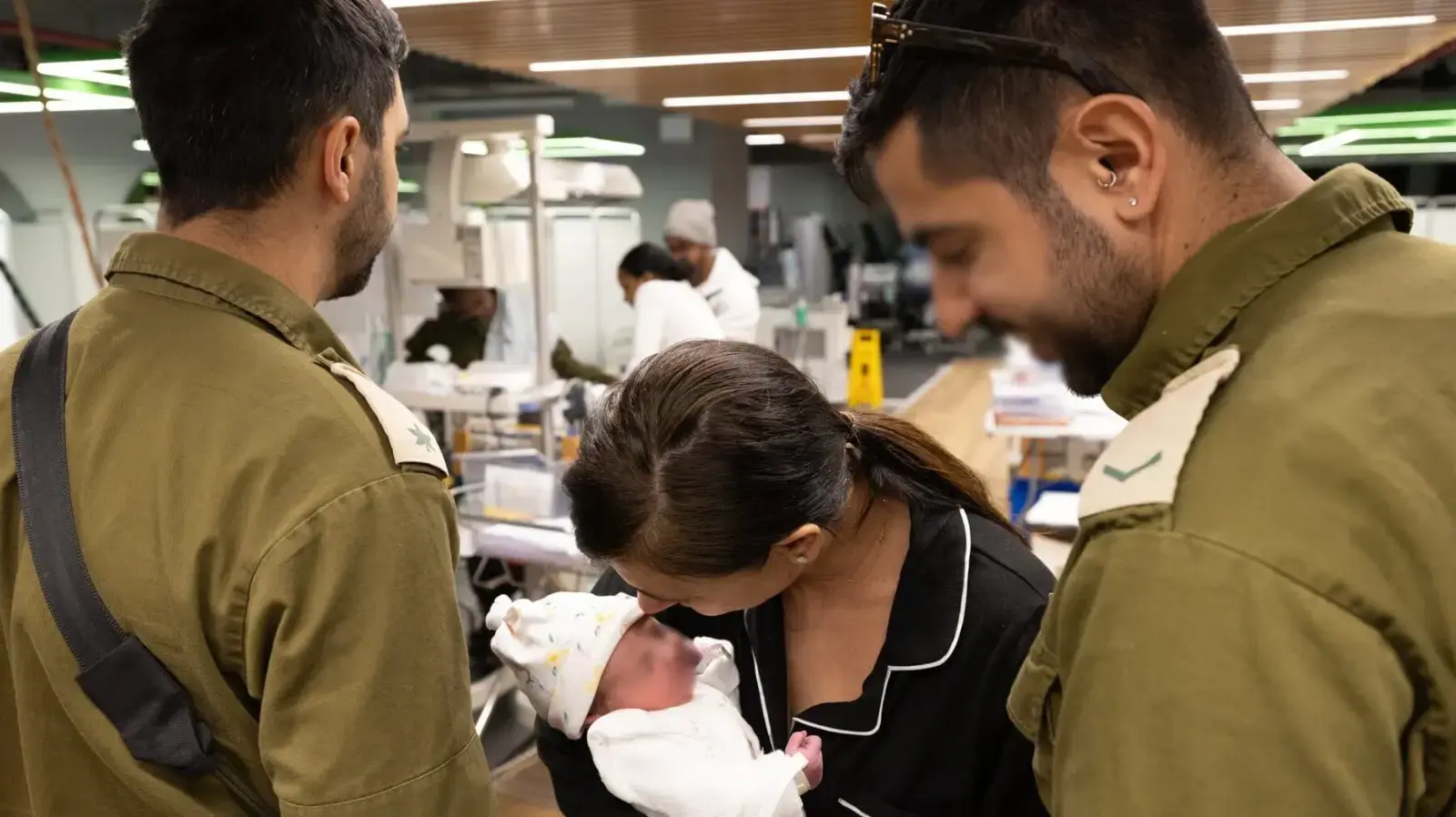 האחים המשרתים היום בצה"ל התאחדו עם אחותם שילדה בעת אזעקה בבית החולים. האחים המשרתים היום בצה"ל התאחדו עם אחותם שילדה בעת אזעקה בבית החולים.