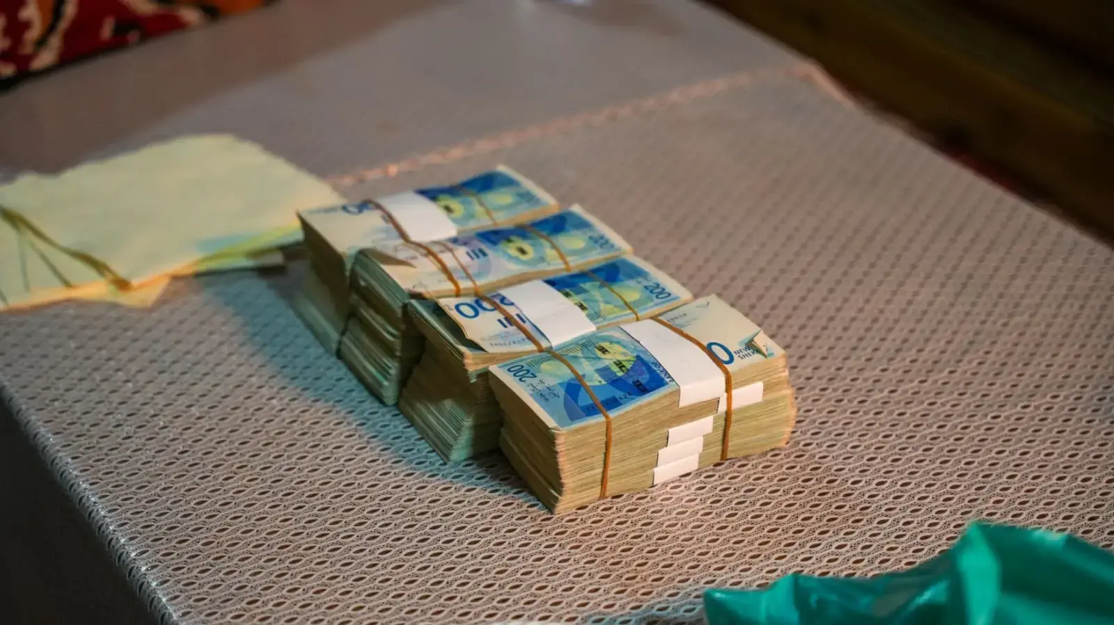 כסף מזומן בסך 400,000 ש"ח, אקדח גלוק, שתי מחסניות, תחמושת אקדח וחומר החשוד כסם במשקל 73 גרם אותרו בדירה ברמלה כסף מזומן בסך 400,000 ש"ח, אקדח גלוק, שתי מחסניות, תחמושת אקדח וחומר החשוד כסם במשקל 73 גרם אותרו בדירה ברמלה