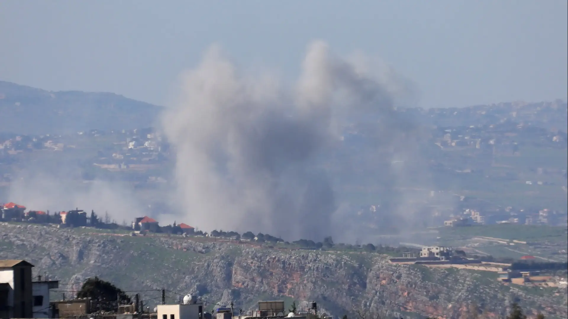 תקיפת חיל האויר כפי שנראתה ממרג' עיון, לבנון, 17 במרץ 2026