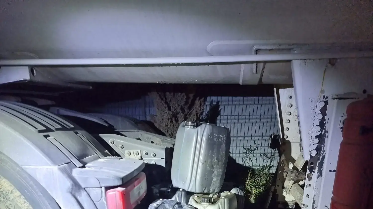 ג'רקינים ובתוכם דלק שנתפסו על ידי שוטרים באשקלון ג'רקינים ובתוכם דלק שנתפסו על ידי שוטרים באשקלון