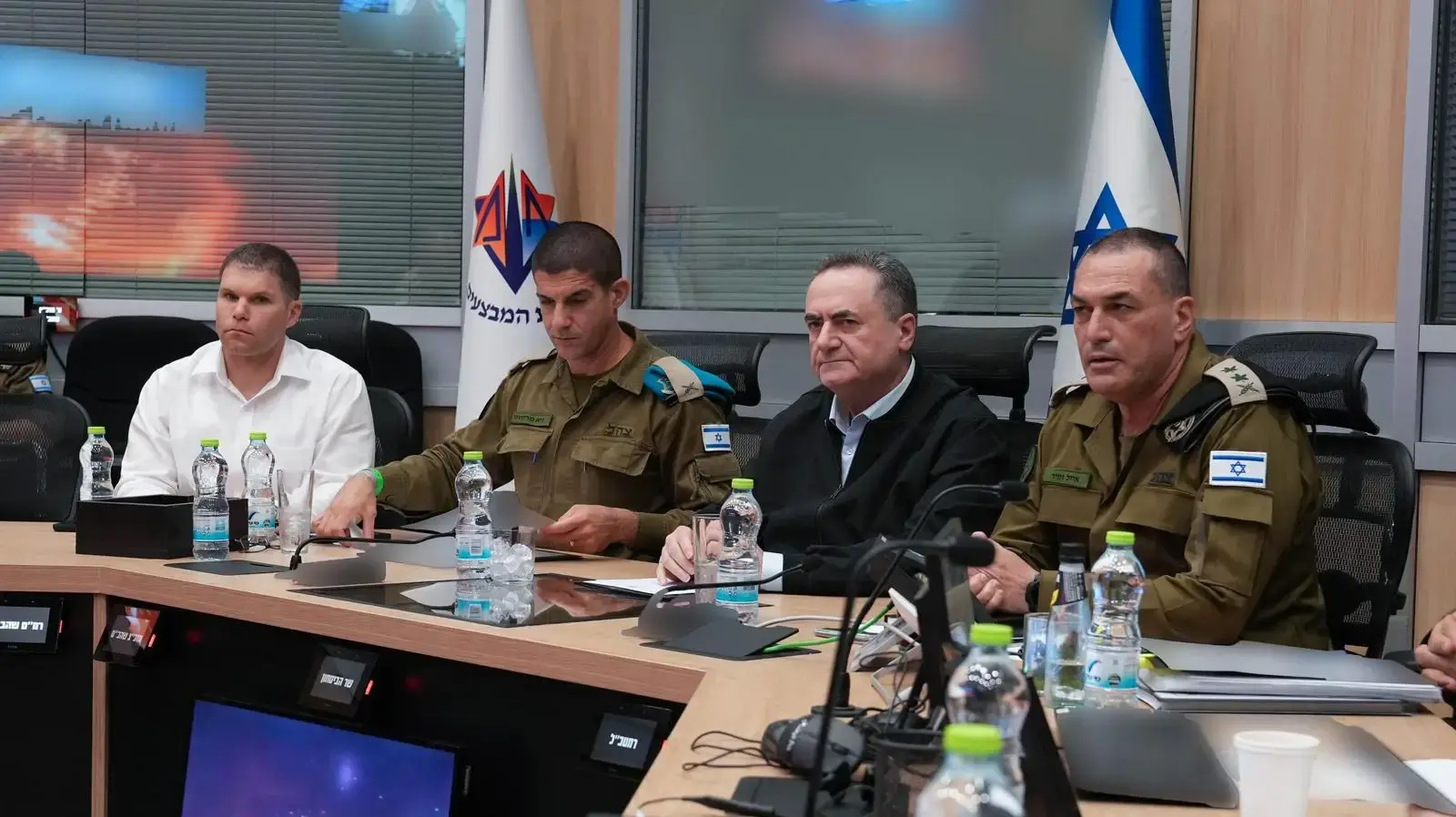 שר הביטחון ישראל כ"ץ קיים הערכת מצב בבור ביחד עם הרמטכ"ל רב-אלוף אייל זמיר, 17 במרץ 2026 שר הביטחון ישראל כ"ץ קיים הערכת מצב בבור ביחד עם הרמטכ"ל רב-אלוף אייל זמיר, 17 במרץ 2026