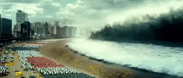 גל צונאמי פוגע בחוף רחצה