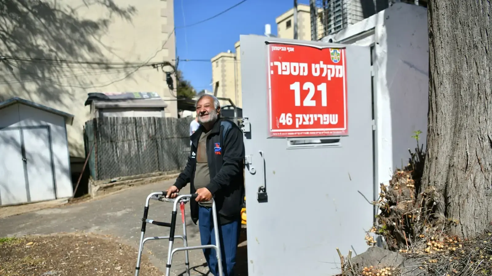 רפאל דדון, מחוץ למקלט ציבורי, קריית שמונה, 17 במרץ 2026 רפאל דדון, מחוץ למקלט ציבורי, קריית שמונה, 17 במרץ 2026