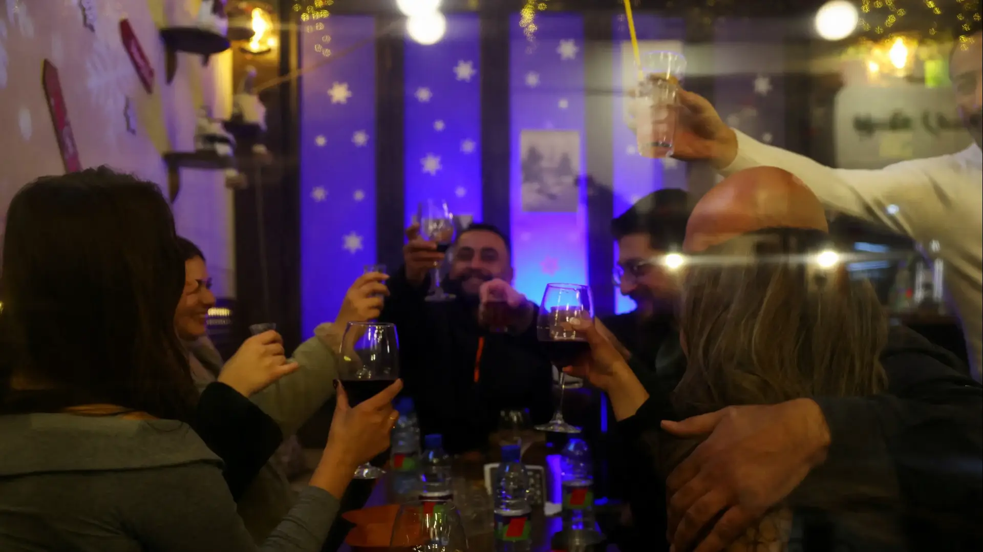 אנשים שותים אלכוהול בפאב אחרי נפילת משטר אסד, דמשק, סוריה, דצמבר 2024