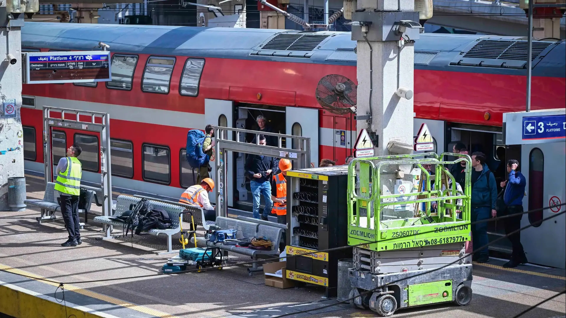 עבודות לתיקון נזקי פגיעת טיל איראני, תחנת רכבת סבידור, 18 במרץ 2026 עבודות לתיקון נזקי פגיעת טיל איראני, תחנת רכבת סבידור, 18 במרץ 2026