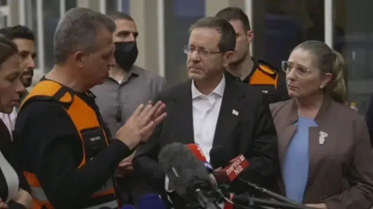 נשיא המדינה יצחק הרצוג בהצהרה לתקשורת מנקודת הנפילה ברמת גן נשיא המדינה יצחק הרצוג בהצהרה לתקשורת מנקודת הנפילה ברמת גן