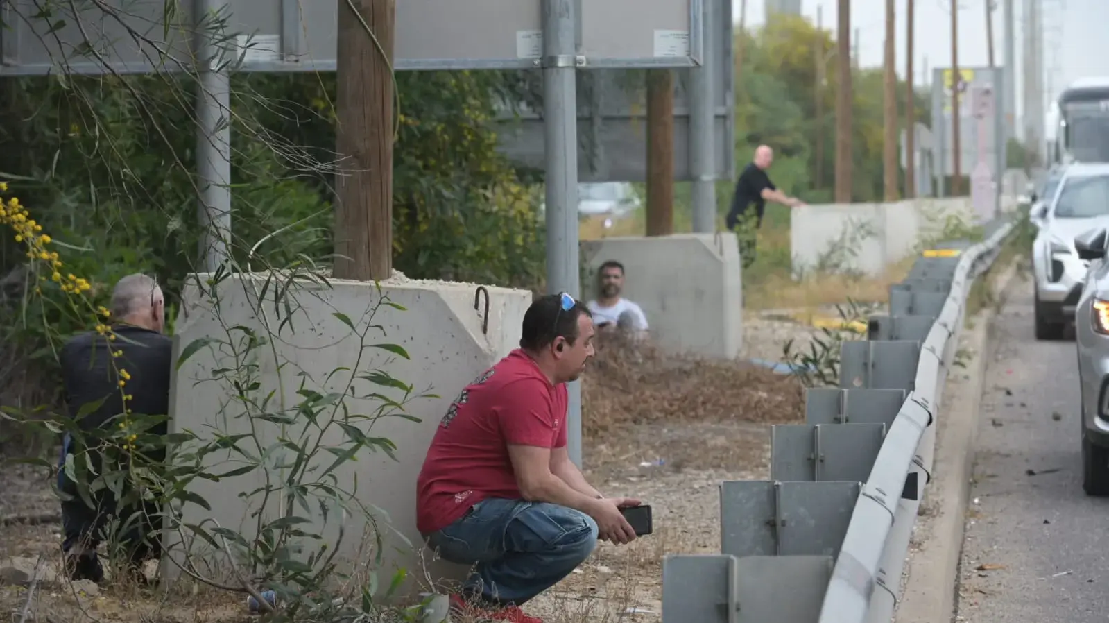 אזרחים מתמגנים בצדי הכביש בזמן השמע אזעקות, כביש 4, 18 במרץ 2026