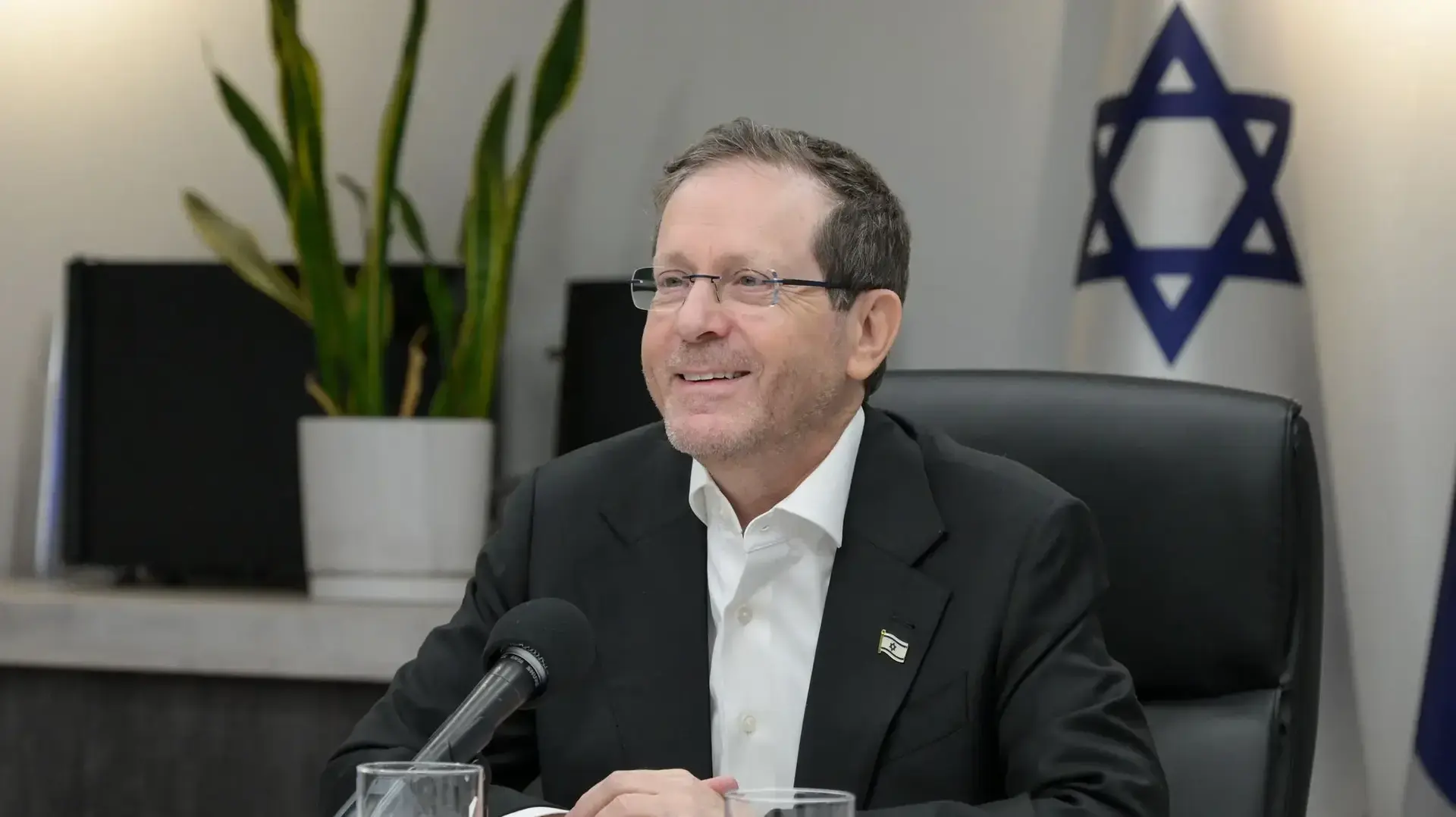 הנשיא יצחק הרצוג בשיחת זום עם תלמידים מהצפון הנשיא יצחק הרצוג בשיחת זום עם תלמידים מהצפון
